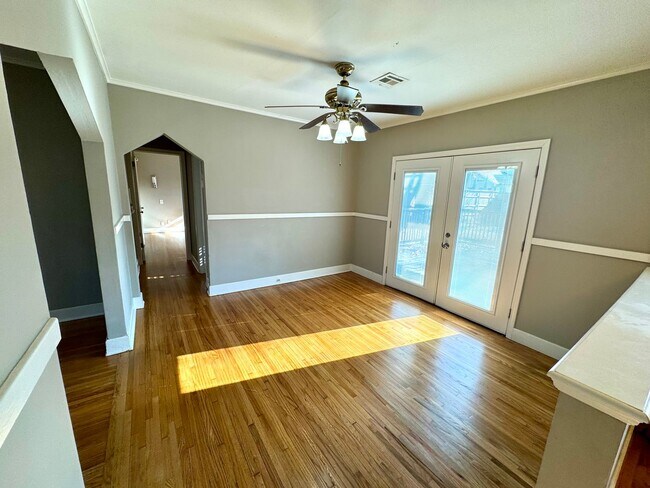 Building Photo - Charming and Remodeled 2 bedroom, 1 Bath within walking distance to everything on Brookside!