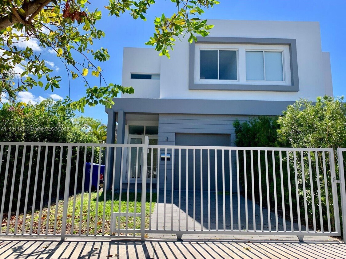 Foto principal - 2852 SW 32nd Ct