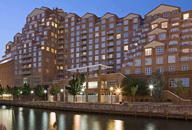 Fully Furnished Apartment - 250 President St