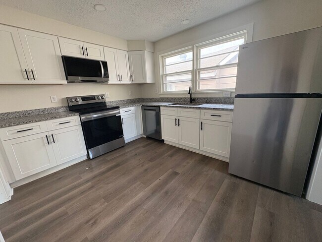 Foto del edificio - Fully Renovated 3BR/1.5BA – Prime Location + Lawn Care Included