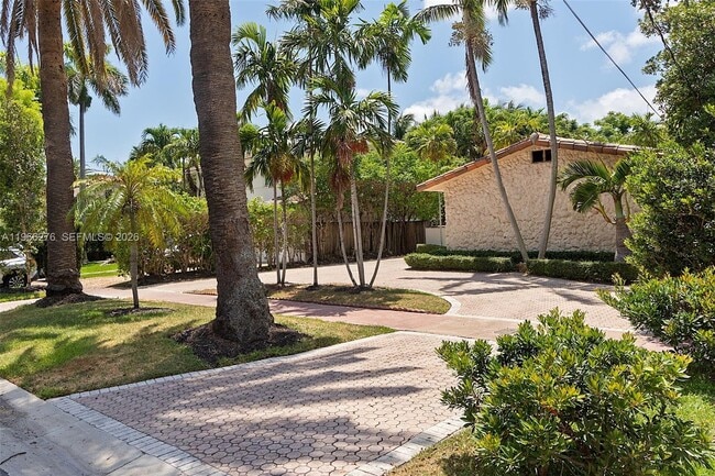 Foto del edificio - 5830 Pine Tree Dr