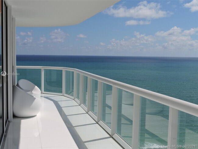 Foto del edificio - 6365 Collins Ave