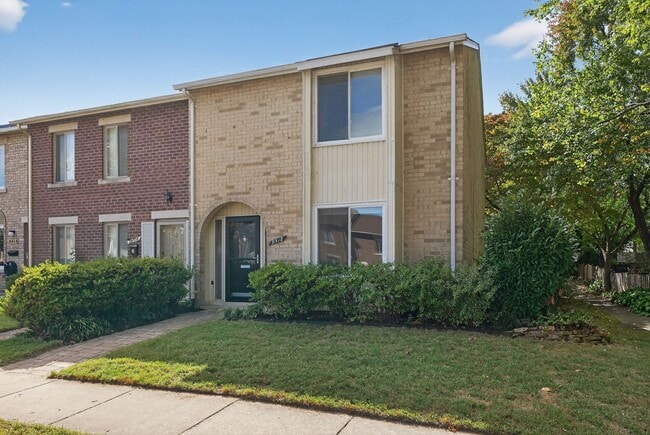 Building Photo - Charming End-Unit Townhome in Sought-After Maryland Place, Gaithersburg