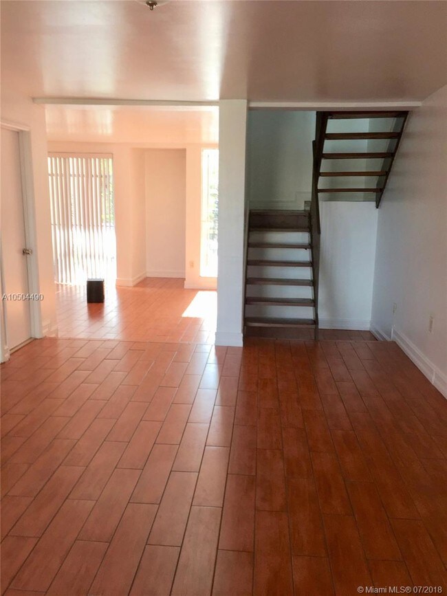 Building Photo - 9141 Fontainebleau Blvd