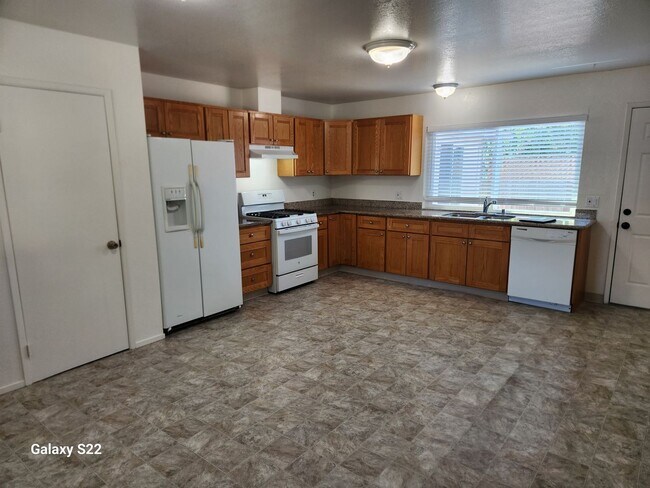 Foto del edificio - Bright and Cheery 4 bedroom, 2 bathroom ho...