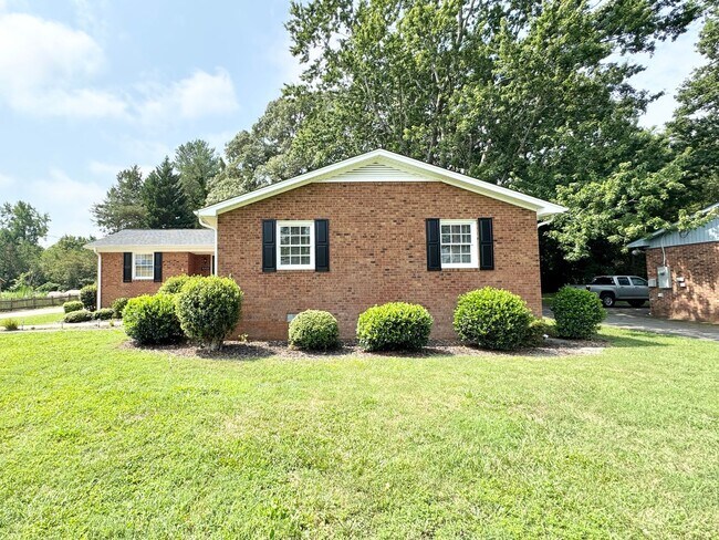 Building Photo - 4 Bedroom Home On Quiet Road With Screened...