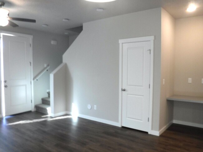Building Photo - Newer 2 bed 2.5 bath townhome in Nampa, ju...