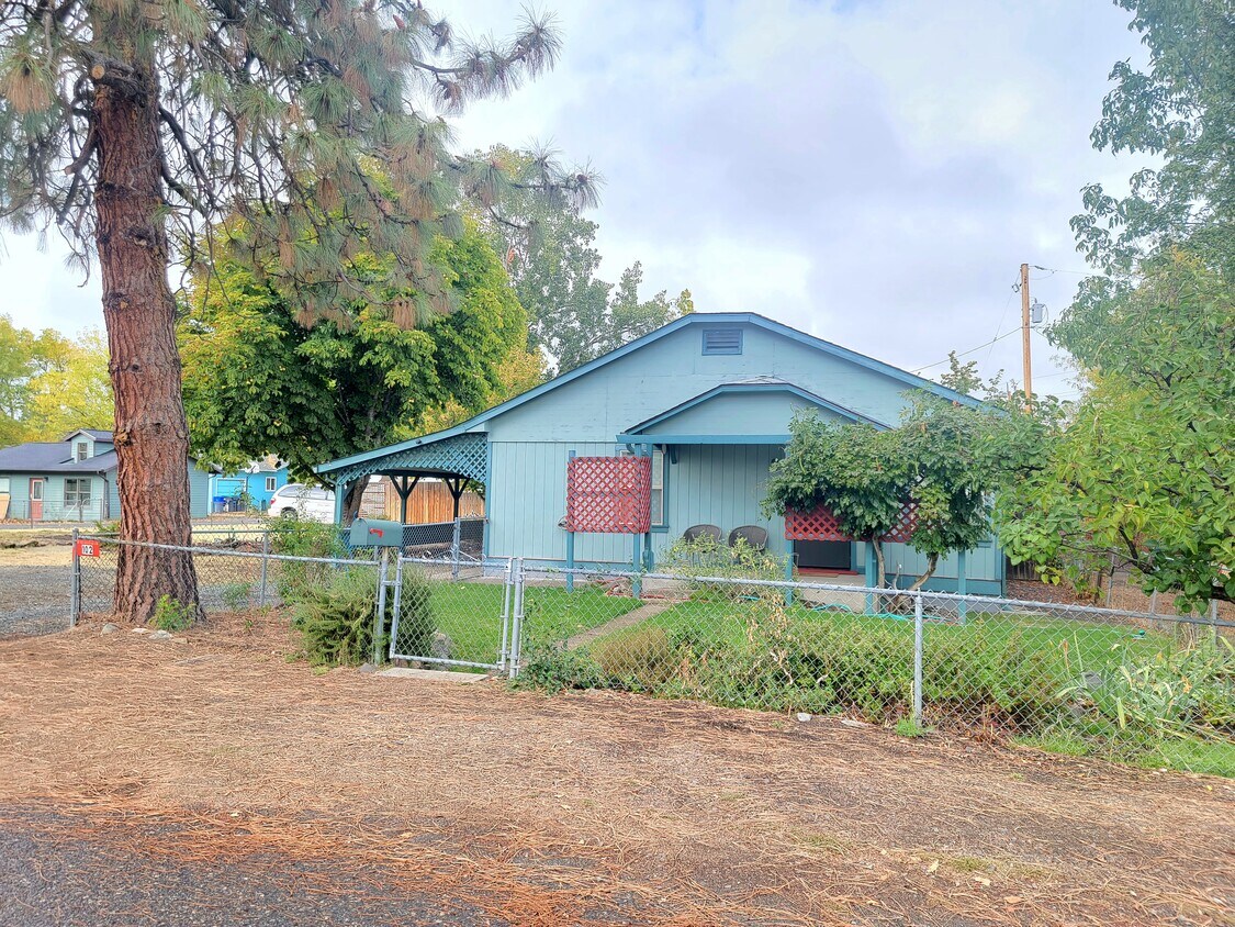 102 Lapree St, Talent, OR 97540 House Rental in Talent, OR