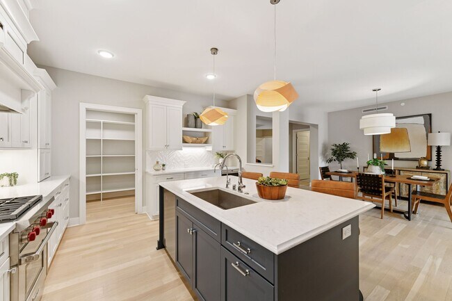 La luminosa cocina se abre a otras áreas principales de la vivienda. - 222 Ferndale Rd S