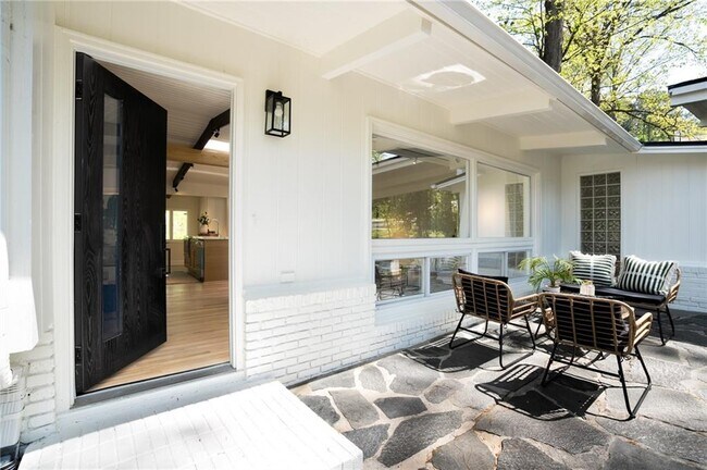 Foto del edificio - 1690 Cotswold Dr NE