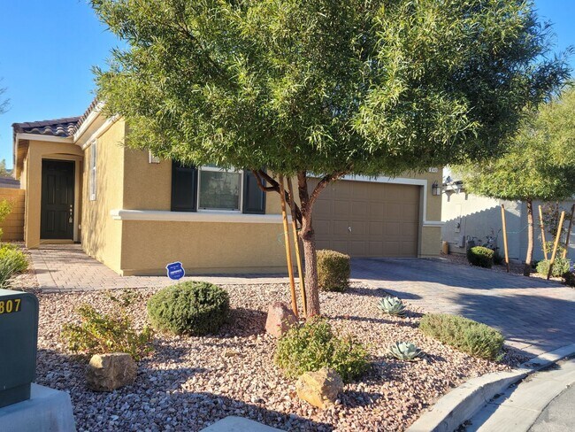 Building Photo - Marvelous single story home with private p...