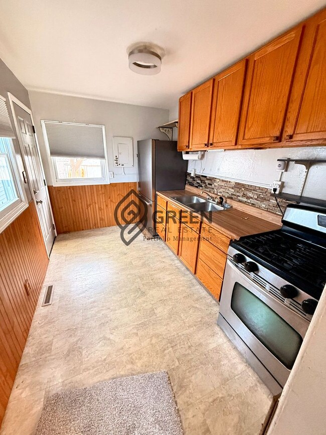 Building Photo - 2 bed 1 bath Single Family Home with fenced in backyard and detached garage available for rent!