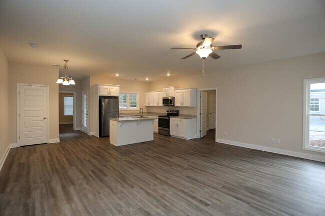 Foto del edificio - 4 Bedroom Brick House Available TODAY!