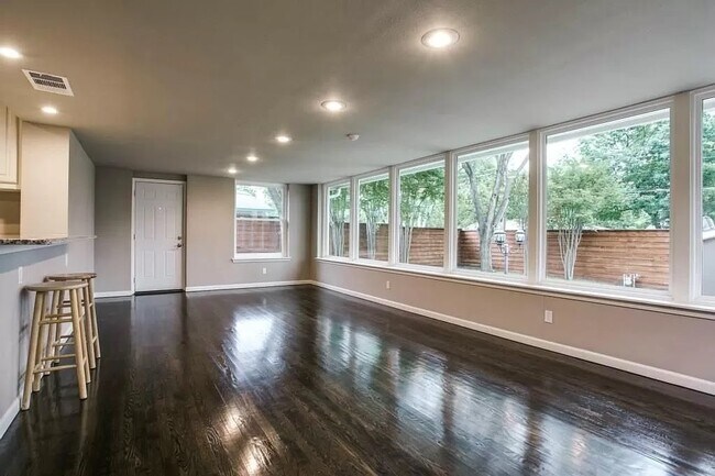 Building Photo - 12018 Leisure Dr