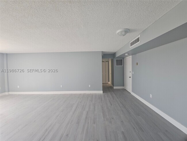 Foto del edificio - 2841 NE 163rd St