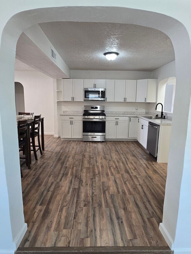 Foto del edificio - Recently updated 4 bedroom 4 bathroom house in the UNM  North Campus area!