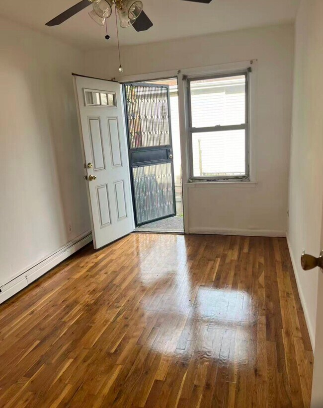 Foto del edificio - 102-19 Martense Ave