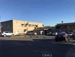 Building Photo - 1349 N Altadena Dr