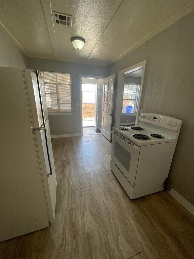 Foto del edificio - 1 Bed 1 Bath Duplex For Lease 8/4/2025