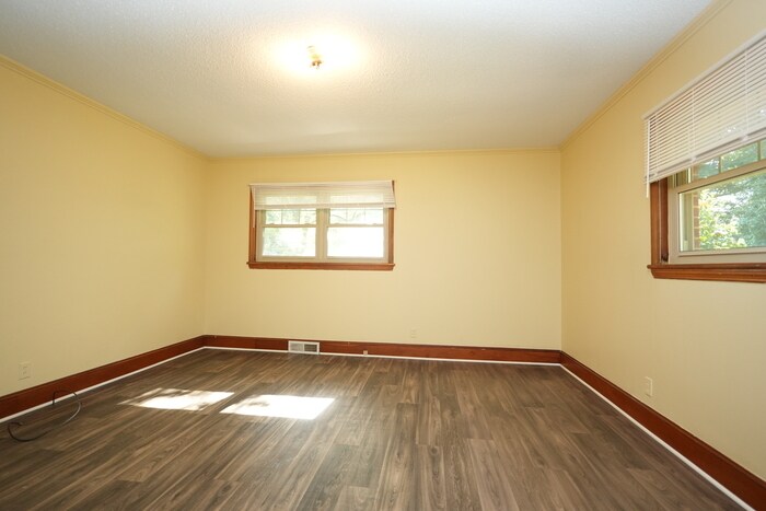 Building Photo - Spacious 4-bedroom, 2-bath home