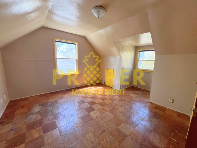 Building Photo - 4 bedrooms 1 bathroom house