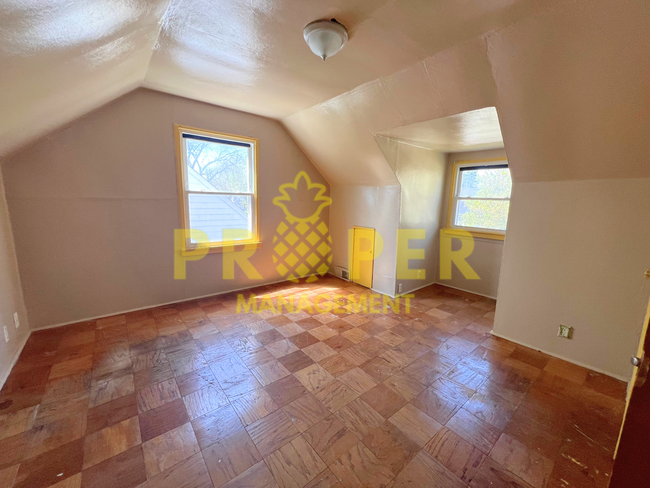 Foto del edificio - 4 bedrooms 1 bathroom house
