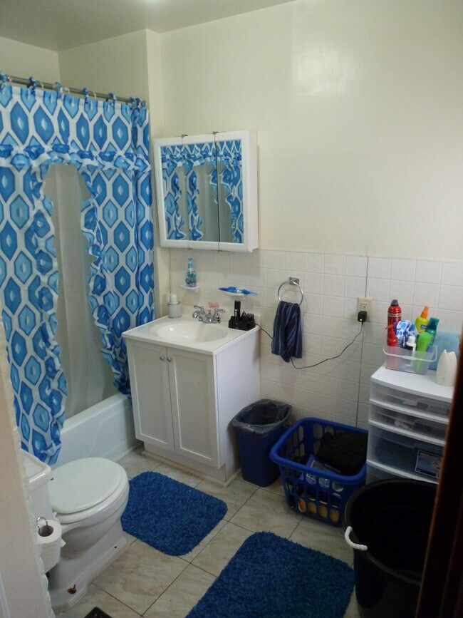 Full Bath - 463 E Queen St
