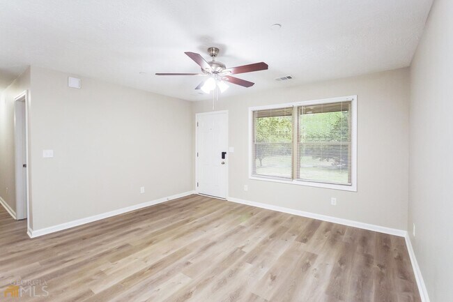 Foto del edificio - 560 Mills Dr
