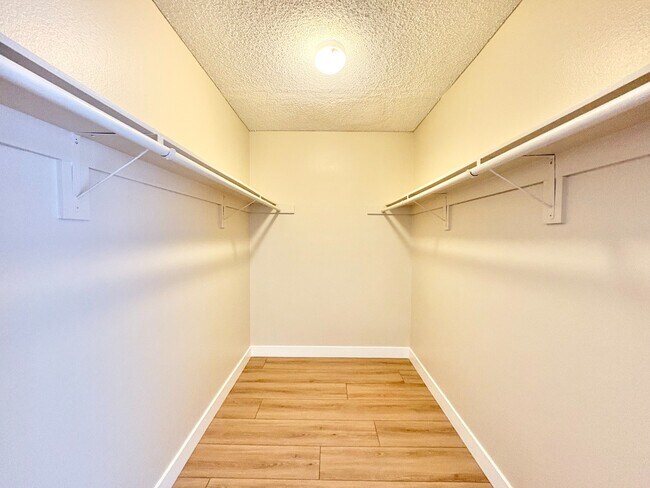 Foto del edificio - Modern 2BR/2BA Condo with A/C & 2 Parking Spaces – Prime Van Nuys Location