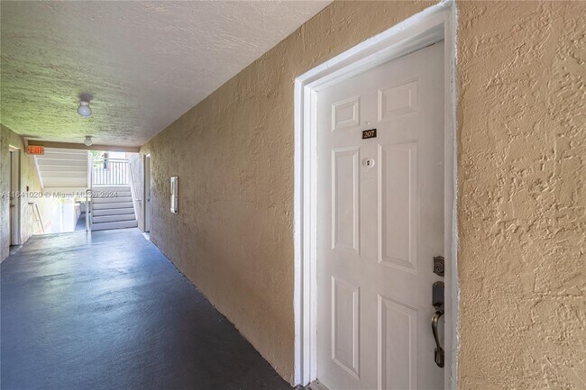 Foto del edificio - 18830 NW 57th Ave