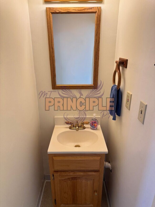 Foto del edificio - Charming Three-Bedroom Home with Garage and Yard