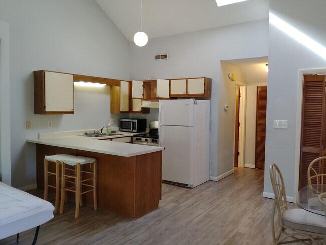 Building Photo - 500 Fairway Village Dr