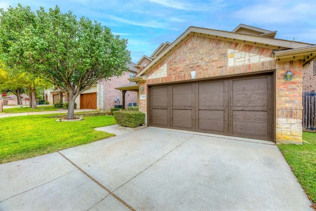 Building Photo - 2409 Creek Villas Dr