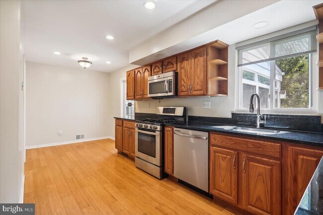 Foto del edificio - 8709 Sleepy Hollow Ln