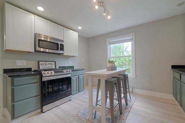 Building Photo - 546 Ashmont St