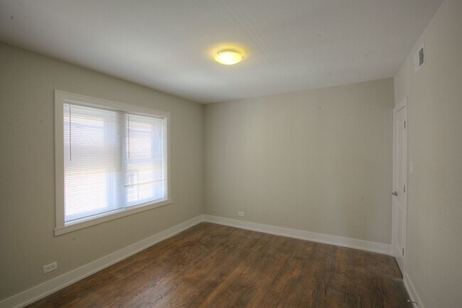 Building Photo - 6433 N Albany Ave