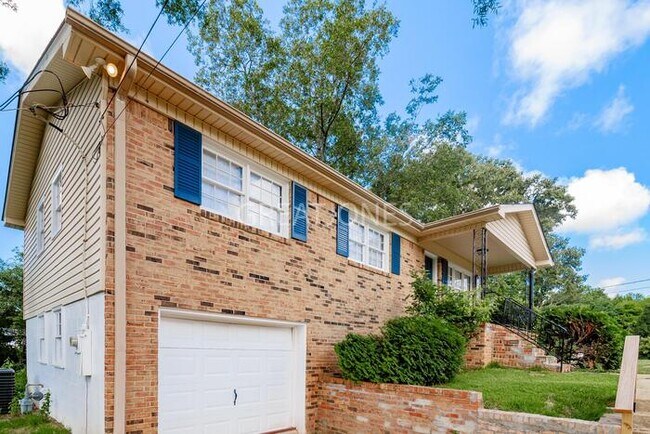 Foto del edificio - 5301 Hazelwood Rd