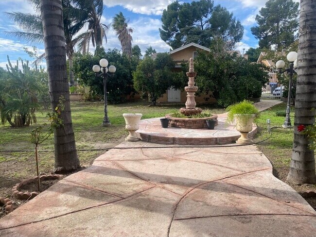 Building Photo - "Modern 5-Bedroom Sanctuary with 3 Baths and 4,353 Sq Ft of Comfort in San Bernardino!"