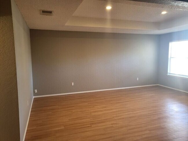 Building Photo - Newly renovated