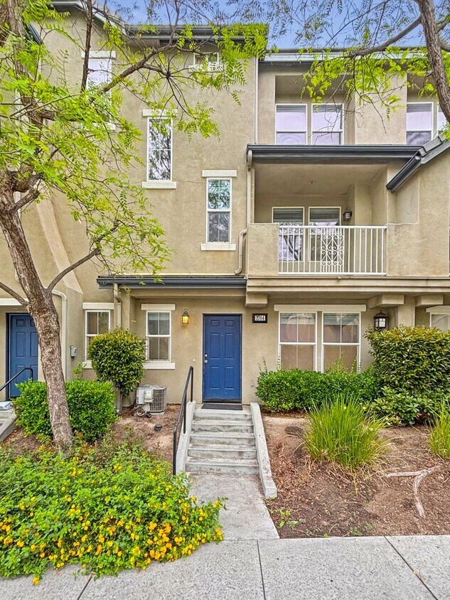 Foto principal - Beautiful 2 Bedroom, 2.5 Bath Condo in Eas...