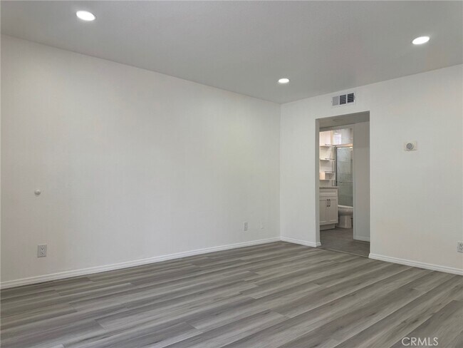 Foto del edificio - 7039 Remmet Ave