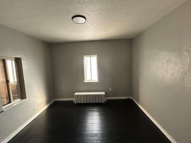 Building Photo - 3 bed 1 bath House for rent in Crafton!
