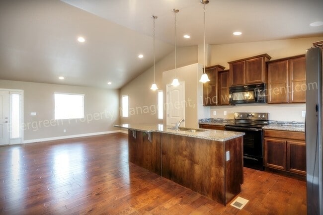 Building Photo - Short term lease for a Fantastic 4 Bedroom...