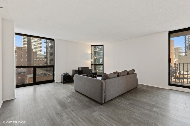 Foto del edificio - 70 W Huron St