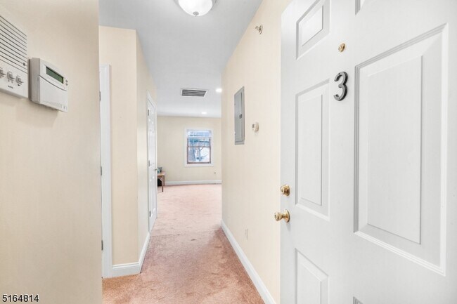 Foto del edificio - 22 N Main St