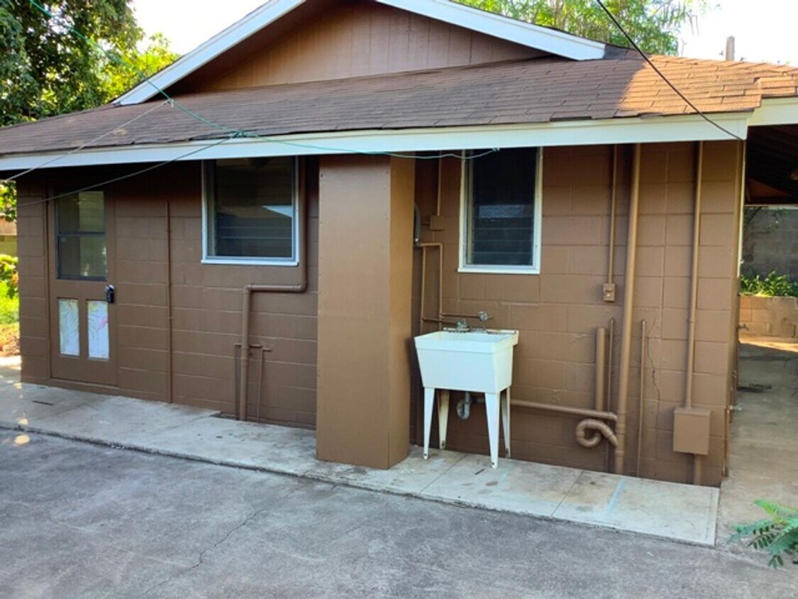 453 W Papa Ave Unit Cottage, Kahului, HI 96732 Room for Rent in