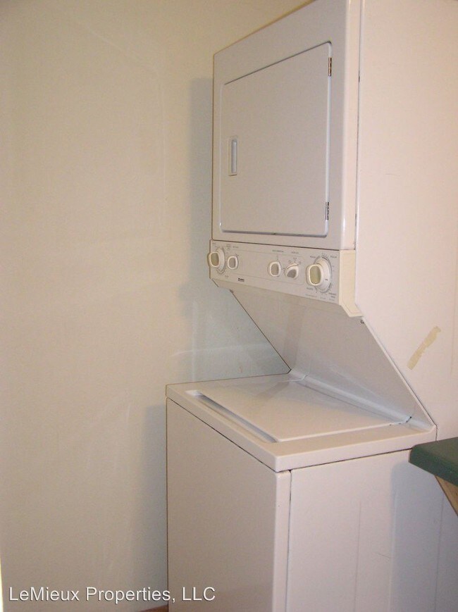 Building Photo - 7 br, 2 bath Room For Rent - 717 7th Avenue S