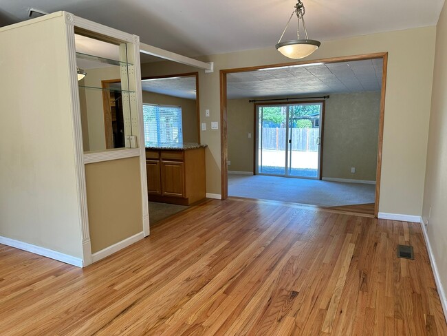 Building Photo - 4Bd/2Ba Bellevue Home