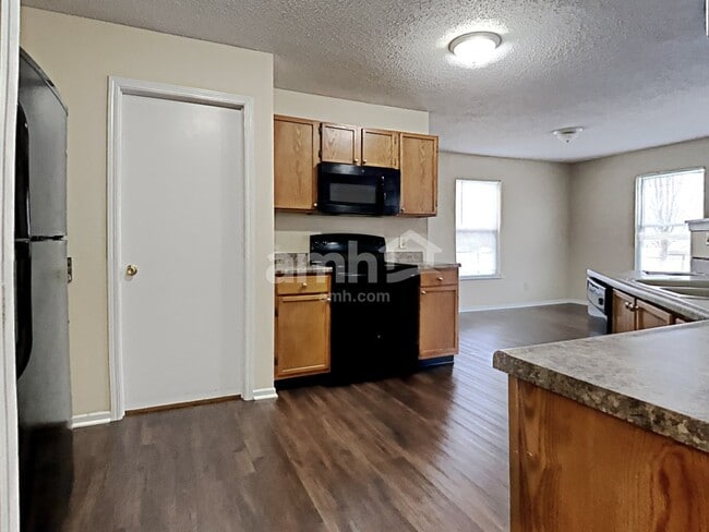 Foto del edificio - 8450 Ash Grove Dr