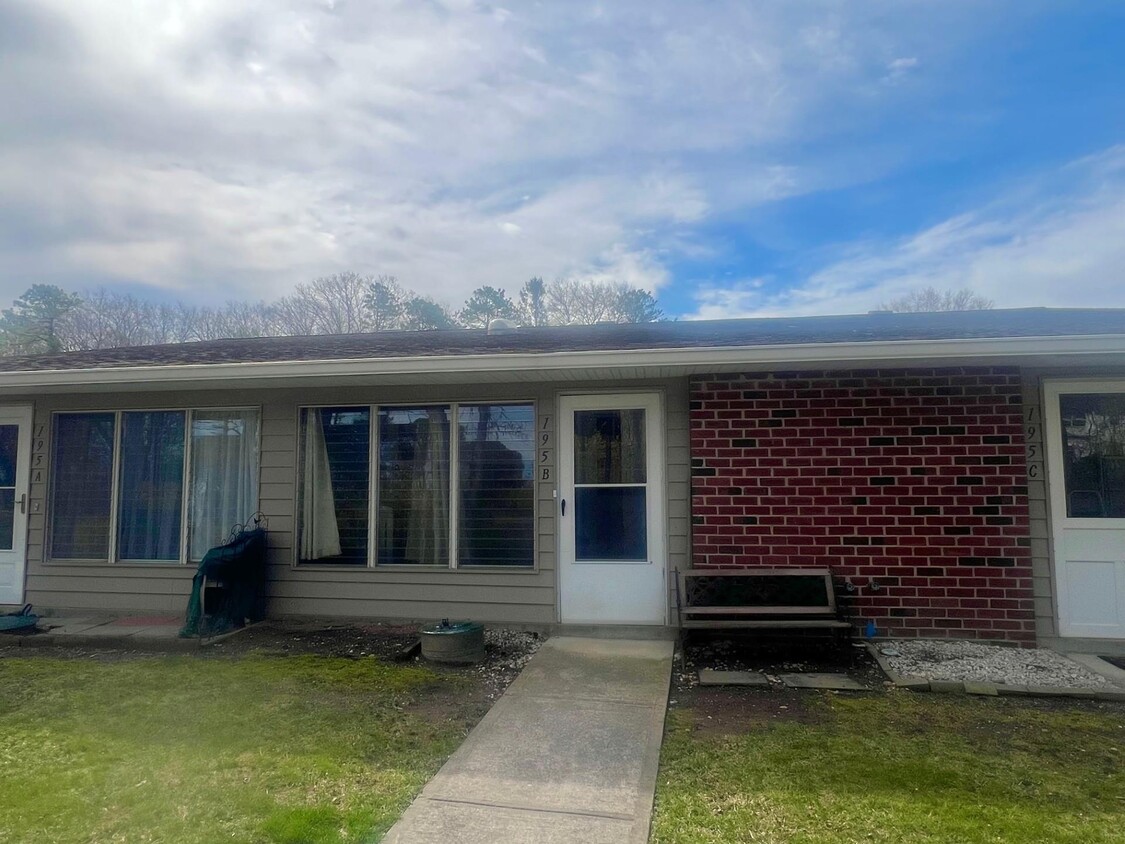 Primary Photo - 195 Newcastle Ct